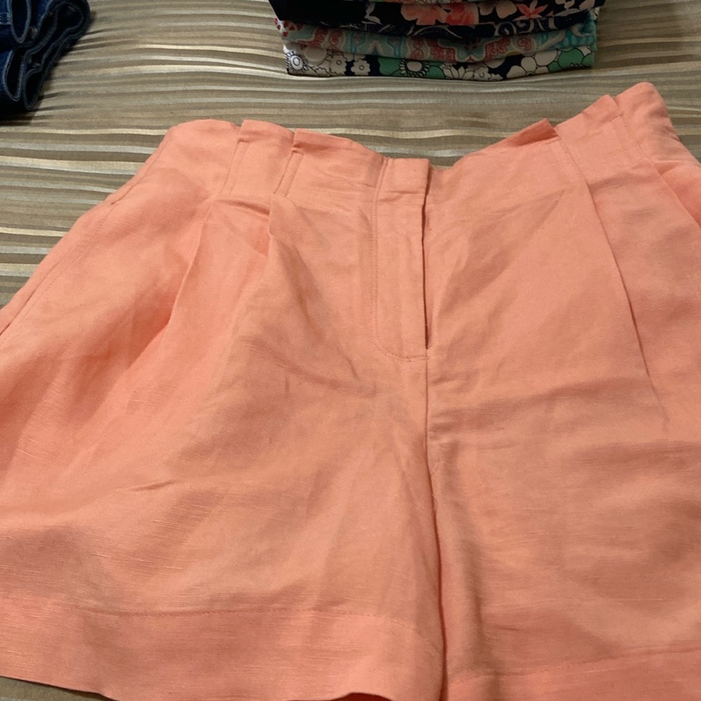 Pleated Ann Taylor pocket part linen shorts .size 6!